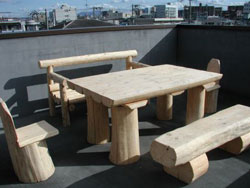 ログテーブルとベンチ