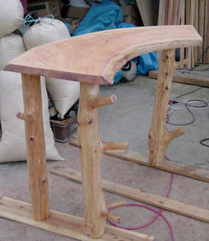 天然木の杉桧の一枚板でカウンターテーブルをオーダーメイドで製作をオーダーメイドで製作