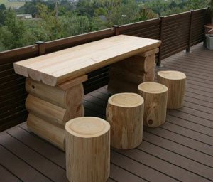 無垢板の杉桧の天然木でガーデンテーブルを製作